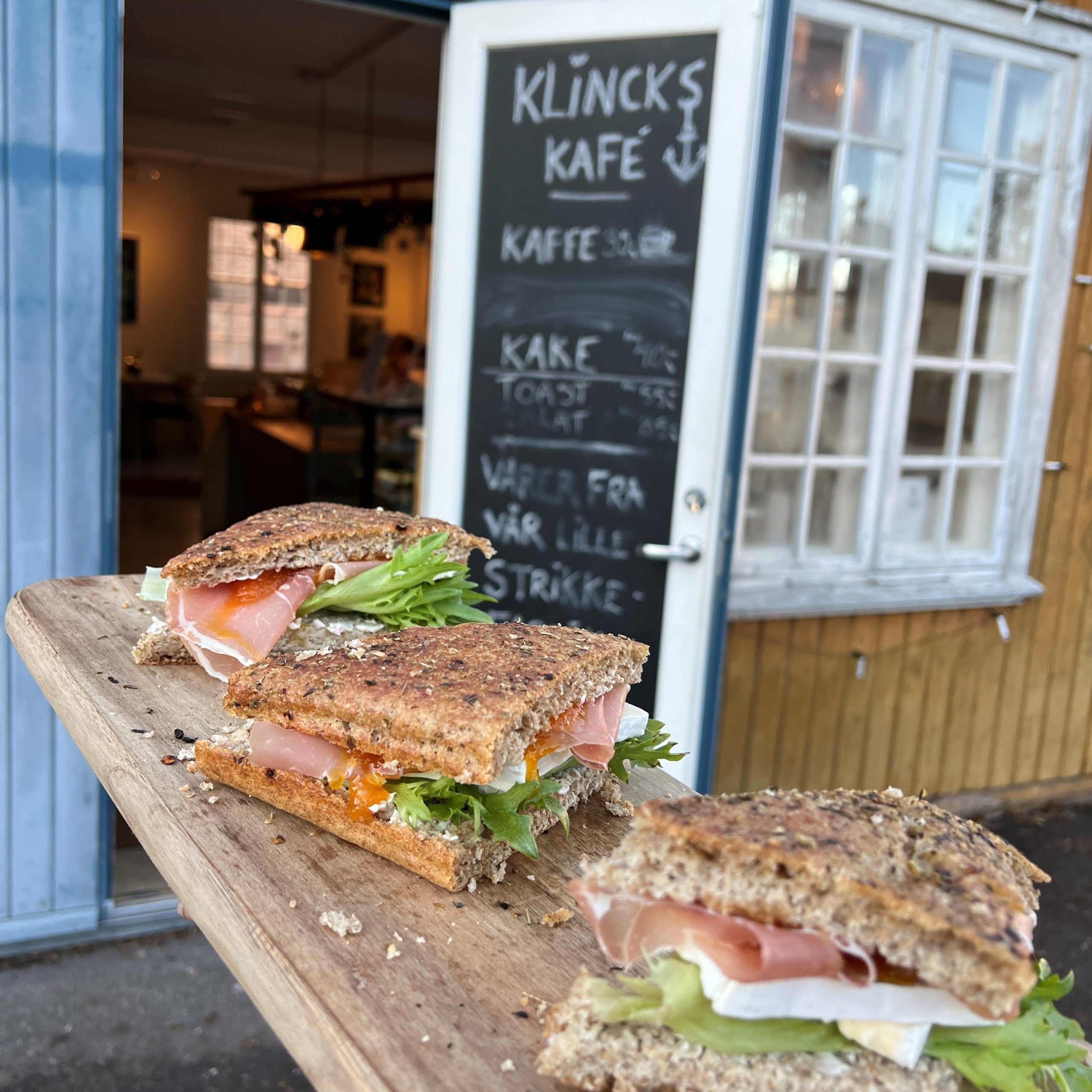 Bilde av mat og inngangen til klincks kafè på Karljohansvern.