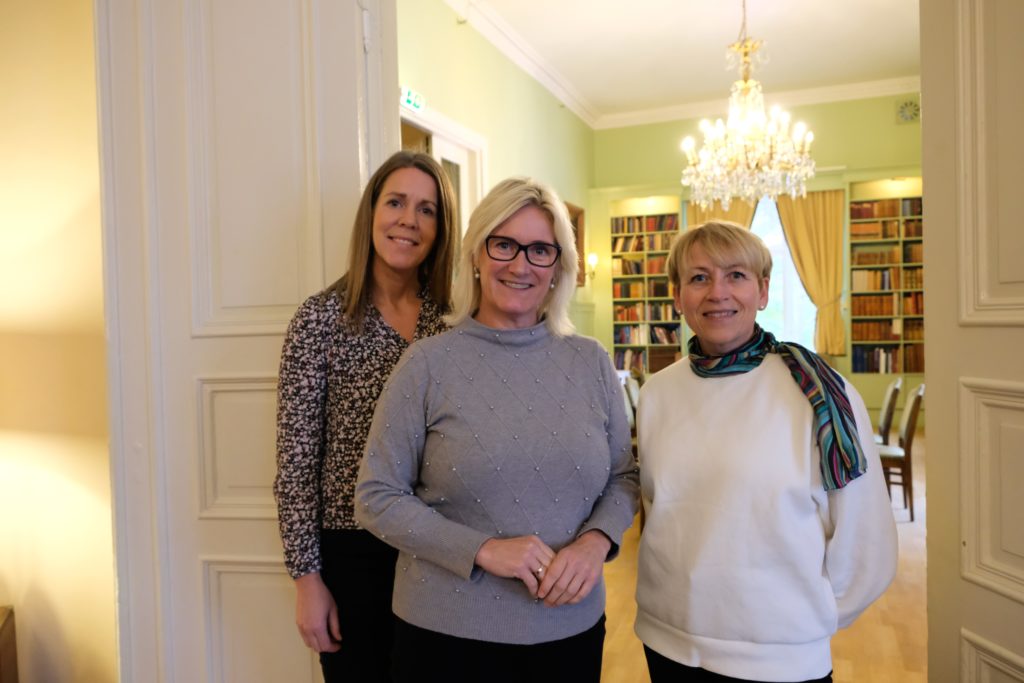 Torill Krosvollen Thorsen sammen med jobbveiledere Mari Birkelund Bjørn og Astrid Henriksen fra @work.